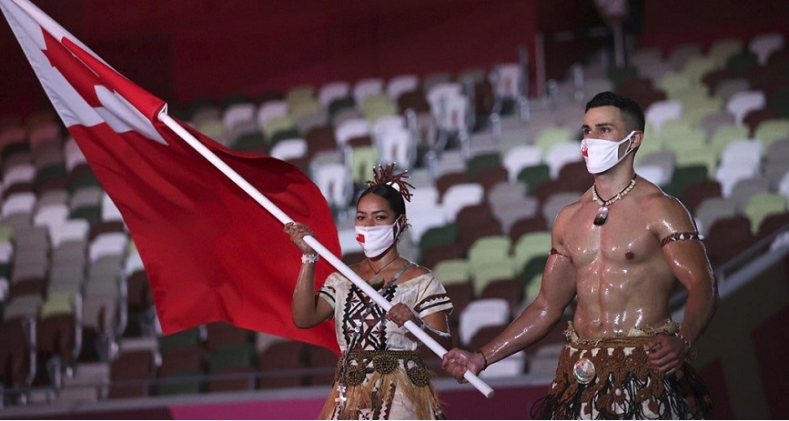 Pita Taufatofua vuelve a robar cámara como abanderado de ...